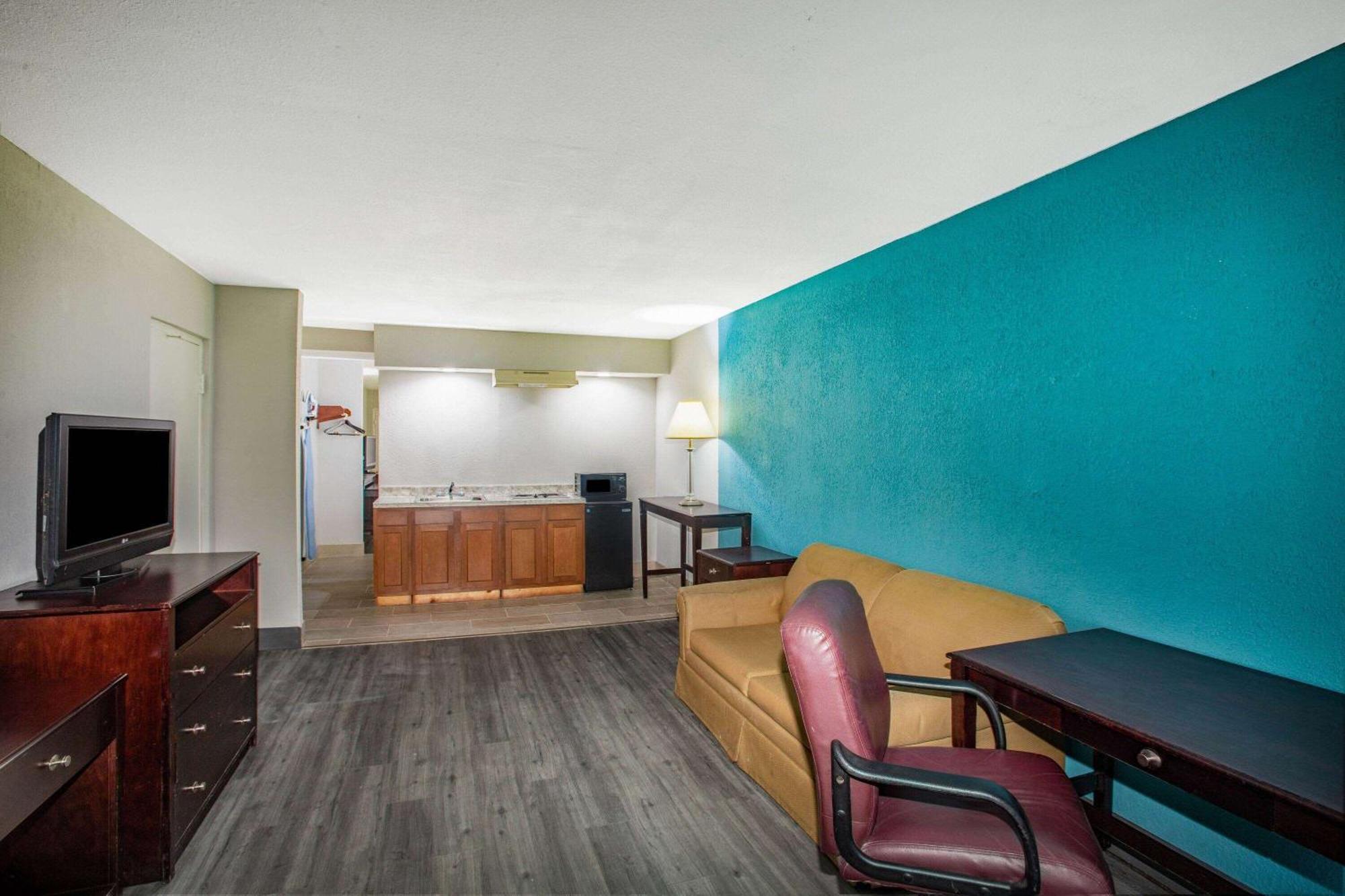 Days Inn By Wyndham Mobile I-65 Exteriör bild