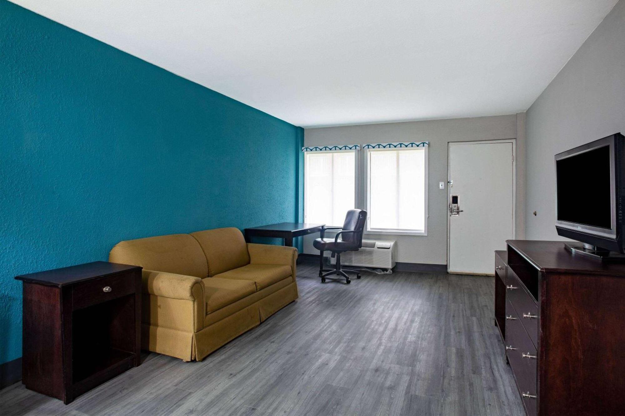 Days Inn By Wyndham Mobile I-65 Exteriör bild